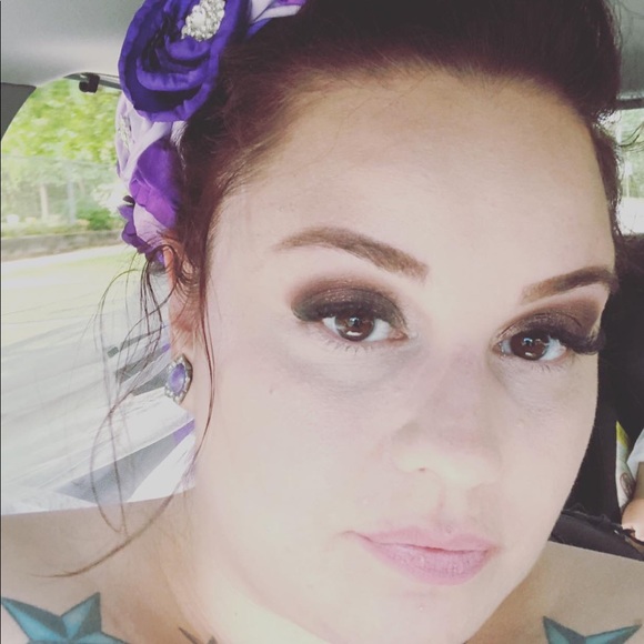 Meet your Posher, Nicole - Picture 1 of 1